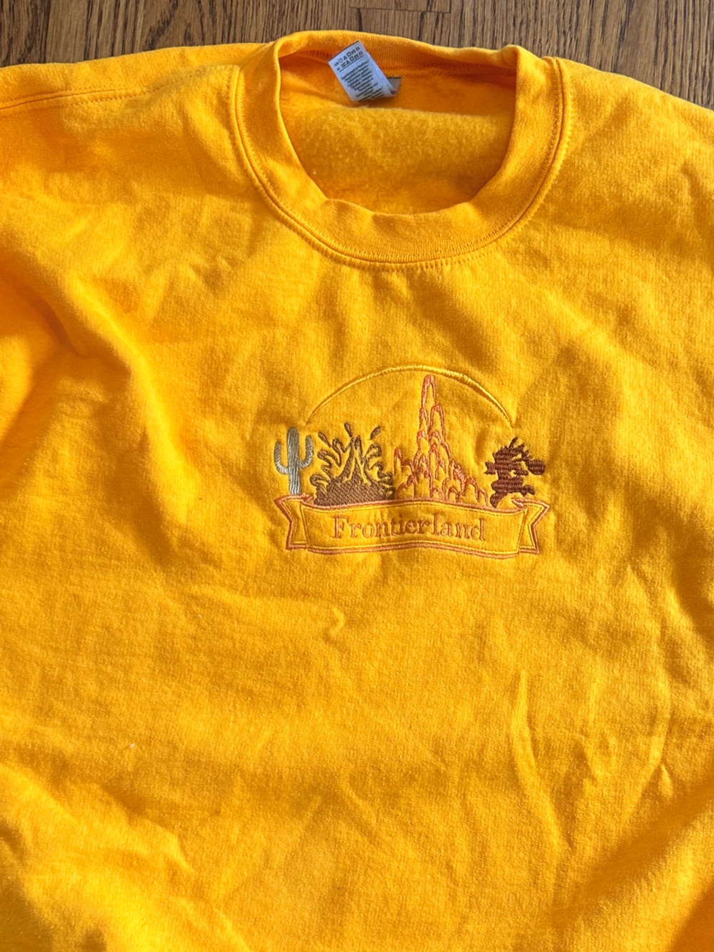 Disney Walt Disney World Frontier Land embroidered gold Sweatshirt Large